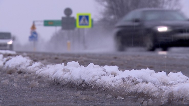 GDDKiA ostrzega: wiele dróg oblodzonych, pada śnieg i śnieg z deszczem
