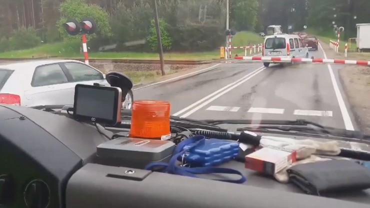 Szokujący brak wyobraźni kierowców. Ryzykowali, byle nie stać na przejeździe