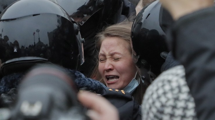 Policjant z całych sił kopie kobietę w brzuch. Tak tłumią protesty w Rosji