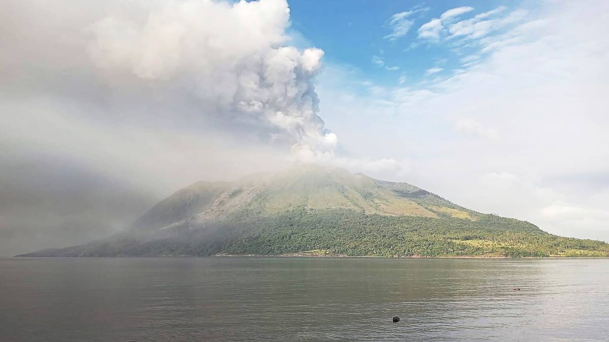 Erupcja wulkanu w turystycznym raju. Istnieje zagrożenie tsunami