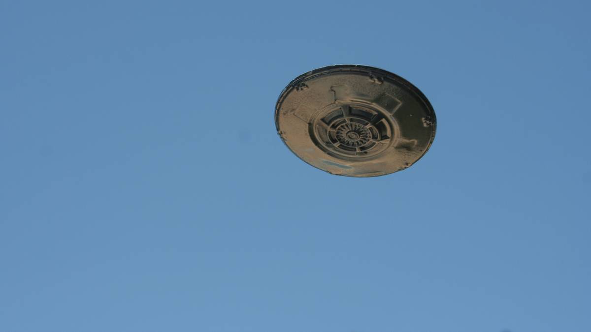 Are UFO Reports Pentagon Conspiracy Theories? Media on "Secret Weapons Programs"