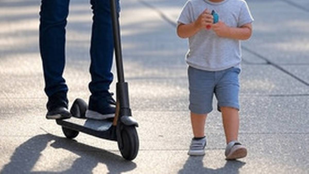 Jadąc hulajnogą potrącił dziecko. Trzylatek trafił do szpitala
