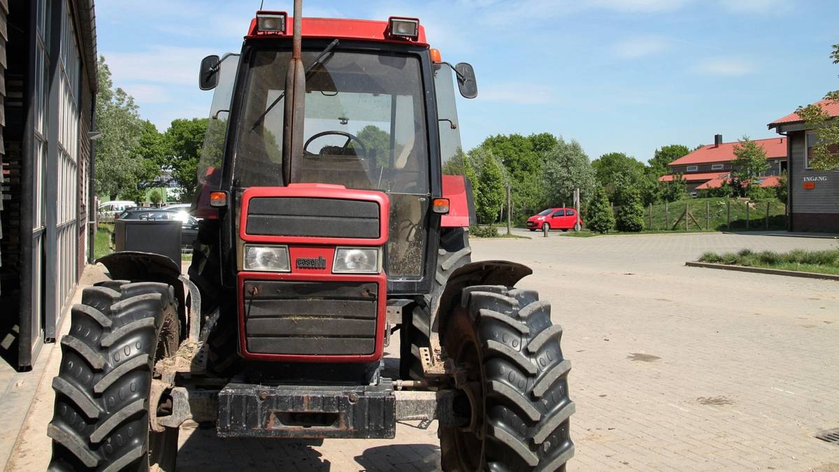 Dramatyczny wypadek w pobliżu Kielc. 10-latek wpadł pod ciągnik, który uruchomił
