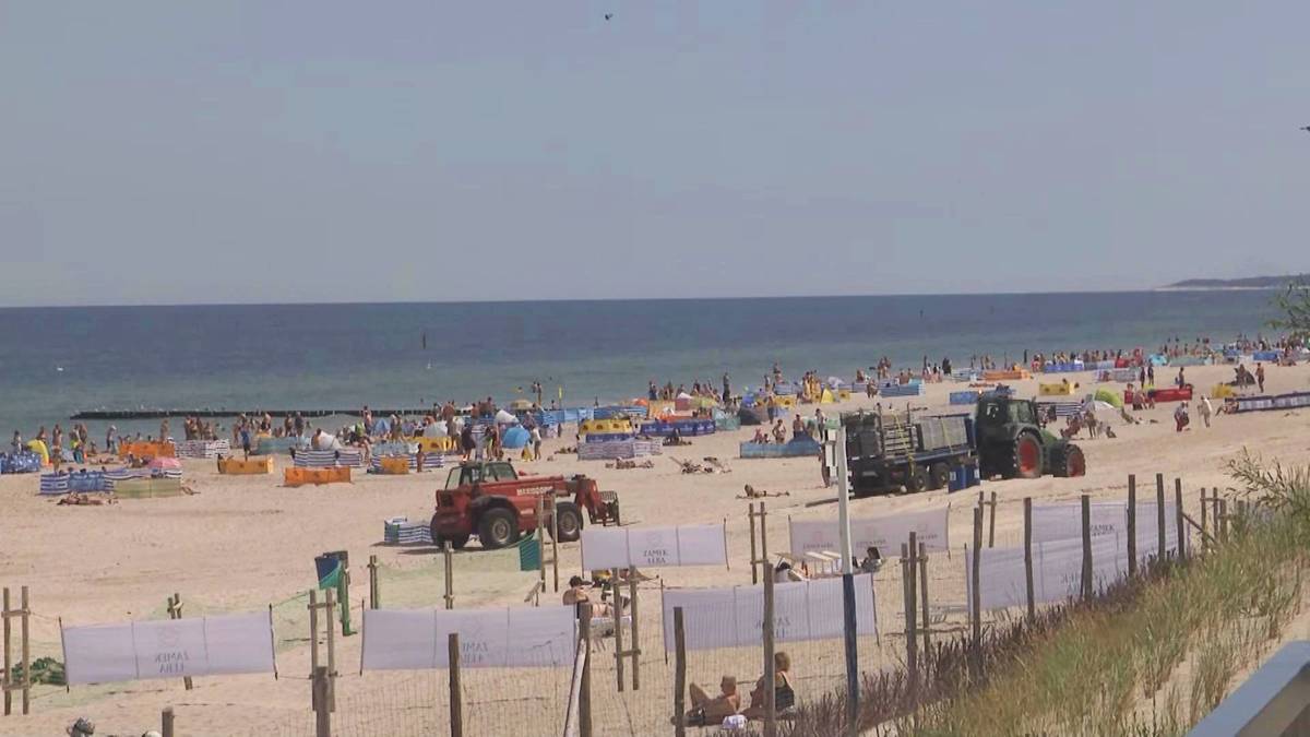 Wakacje na plaży. Tego lepiej nie robić, by uniknąć mandatu