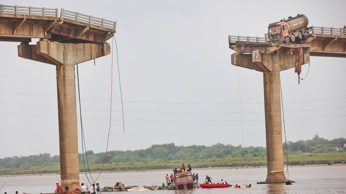 Wstrząsający wypadek w Indiach. Jechali przez most, kiedy ten nagle się zawalił
