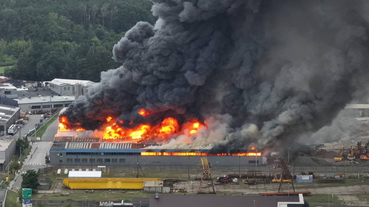 Płonie hala w Mińsku Mazowieckim. Kłęby czarnego dymu, apel do mieszkańców