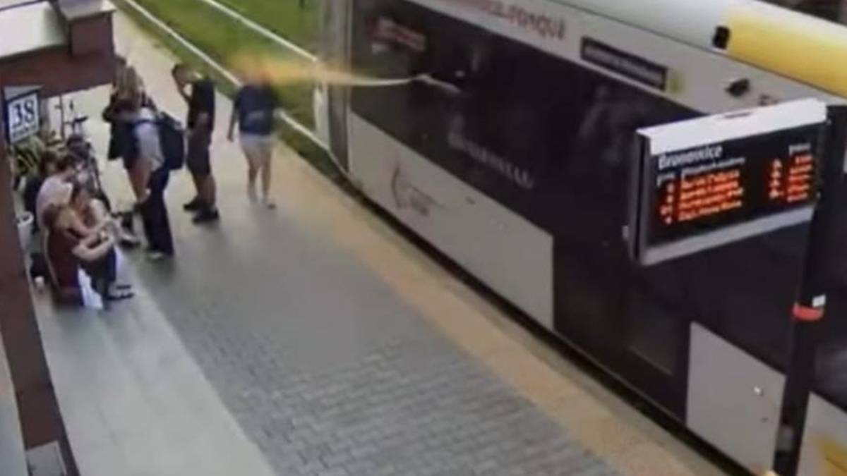 Skandal w Krakowie. Rozpylił gaz z tramwaju wprost na pasażerów