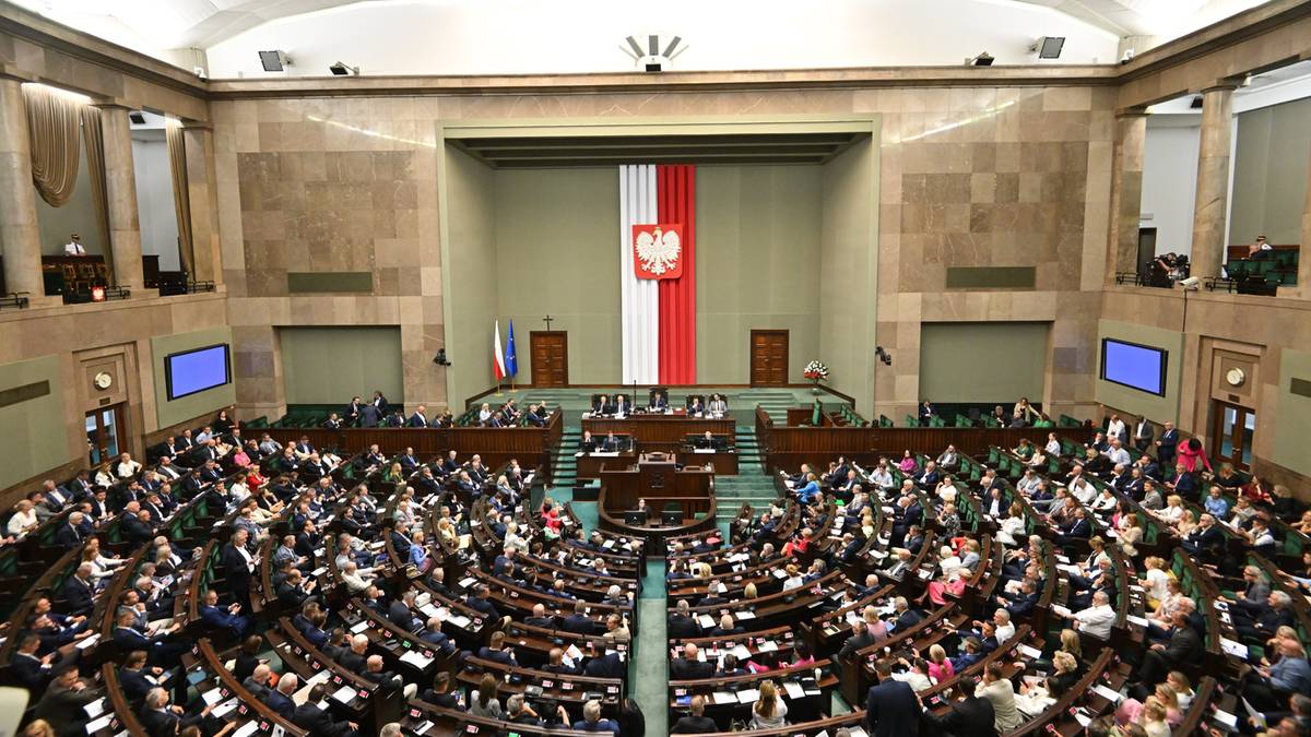 Remis w czołówce, cztery partie poza Sejmem. Nowy sondaż parlamentarny