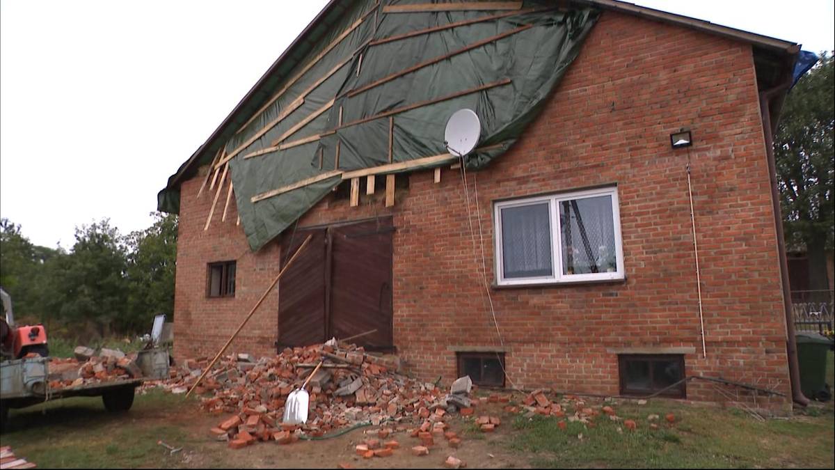 Zerwane dachy, zalane ulice. Krajobraz po burzach