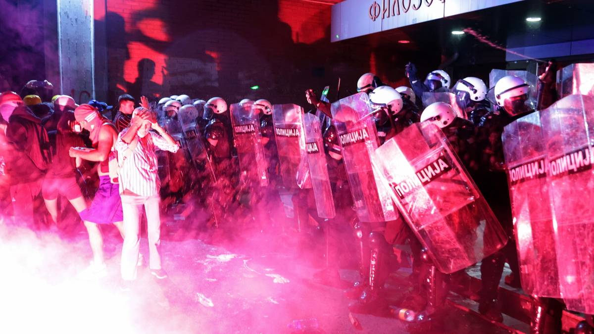 Wrze na Bałkanach. Policja rozpędza demonstracje, dziesiątki w aresztach