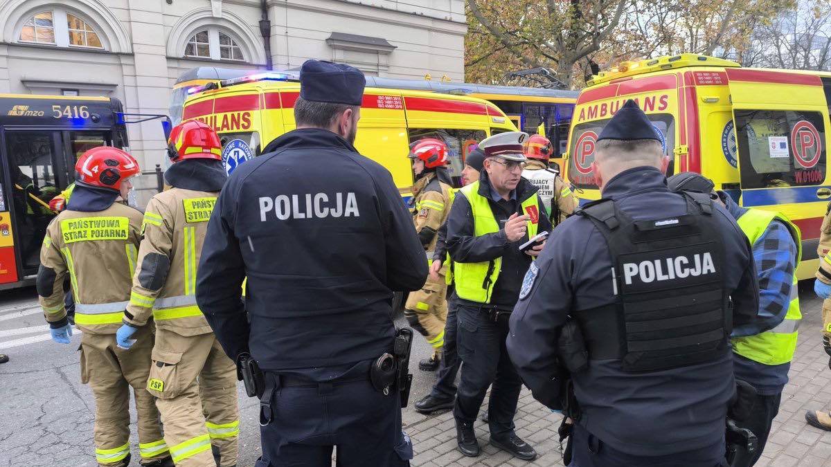 Zderzenie dwóch tramwajów i autobusu w Warszawie. Kilkanaście osób poszkodowanych