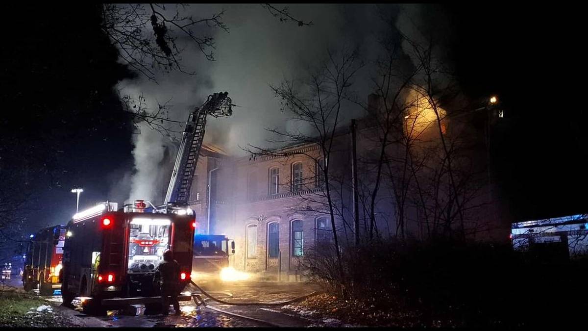 Pożar na stacji kolejowej w Lesznie Górnym. W akcji 11 zastępów strażaków