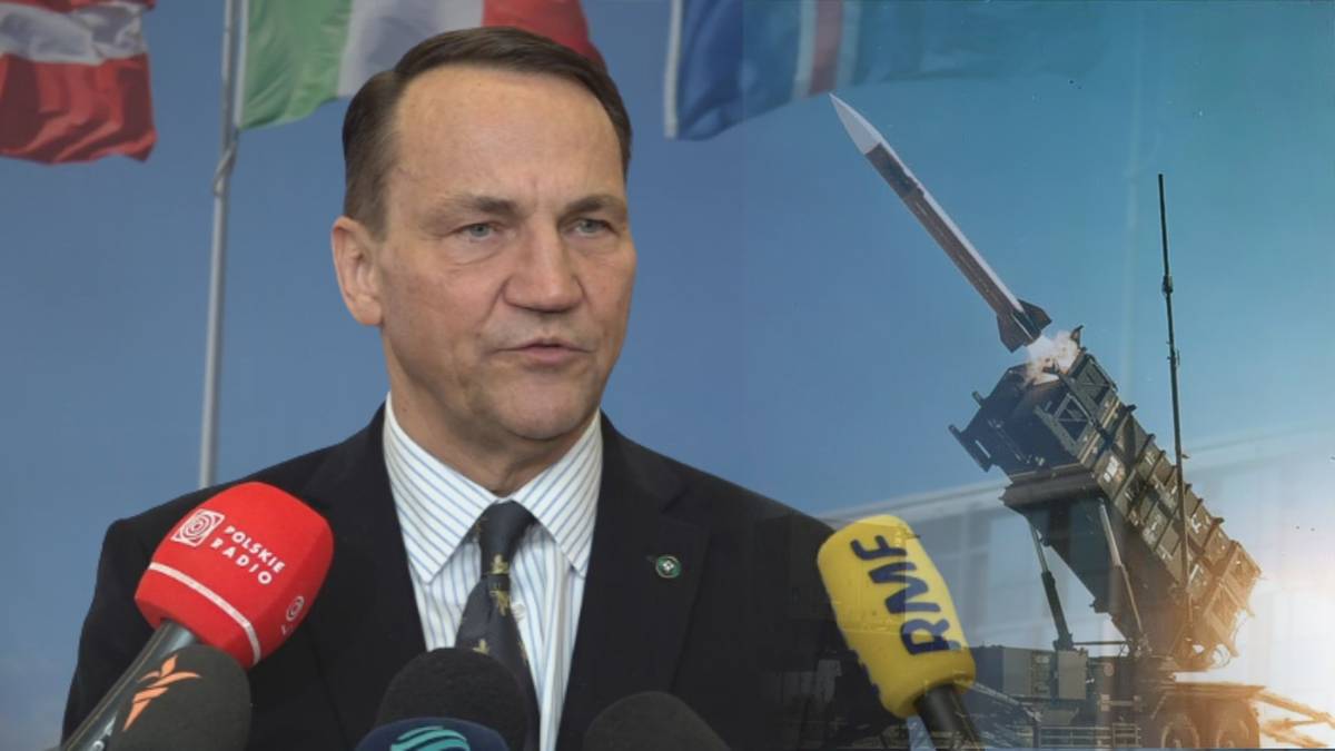 "Milion na każdy centymetr wysadzonych torów". Sikorski o wsparciu dla Ukrainy