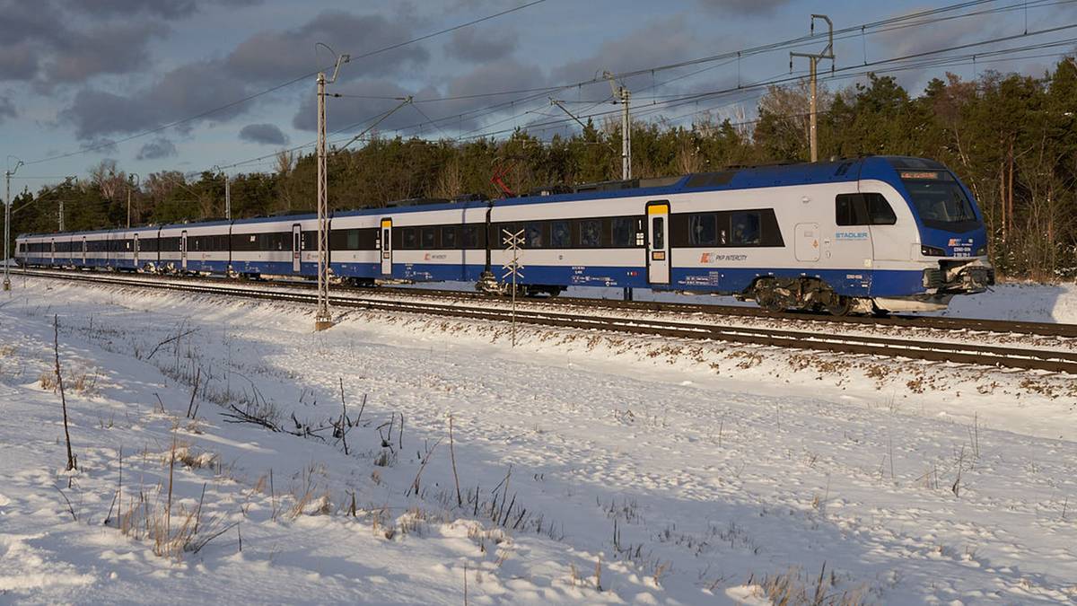 Pociąg utknął w zaspie. 180 pasażerów uwięzionych w wagonach
