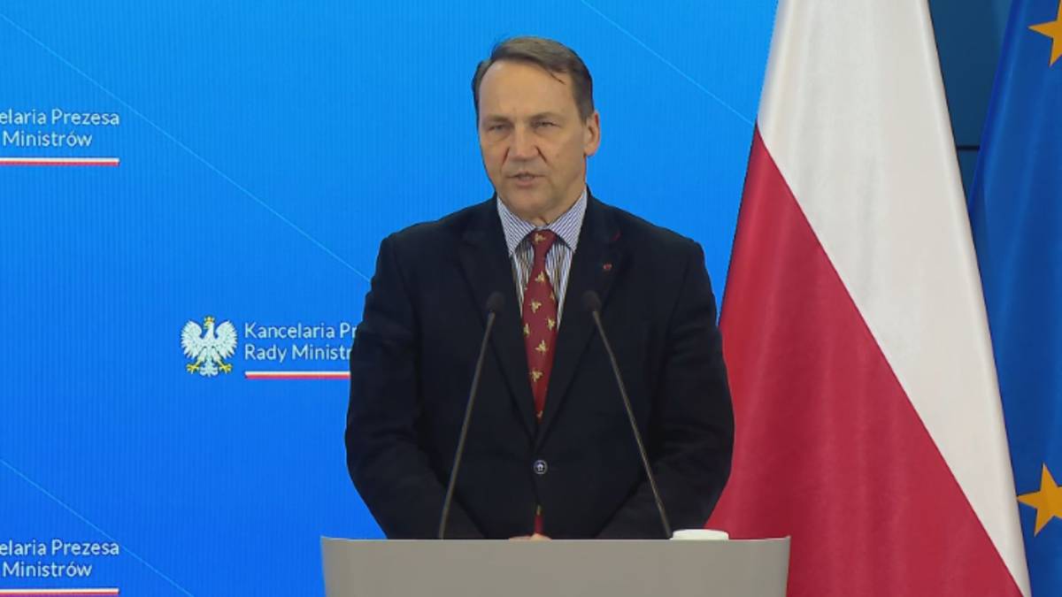 Minister spraw zagranicznych Radosław Sikorski przemawia za m&oacute;wnicą.