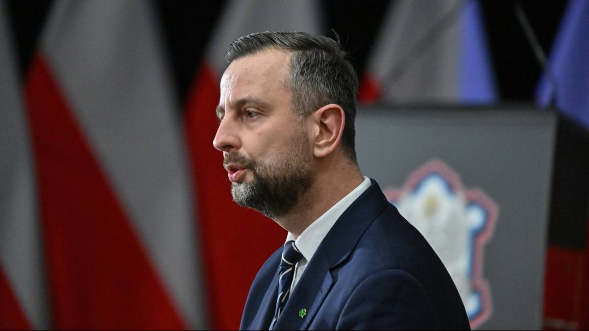 Usterka rządowego samolotu z szefem MON. Maszyna wróciła do Warszawy