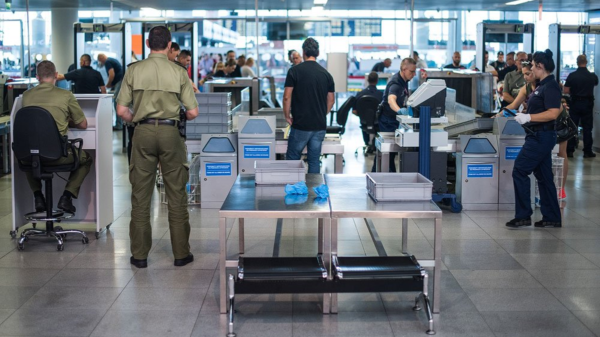 Koniec z foliowaniem bagaży na lotniskach. Zmiany w całej Unii Europejskiej