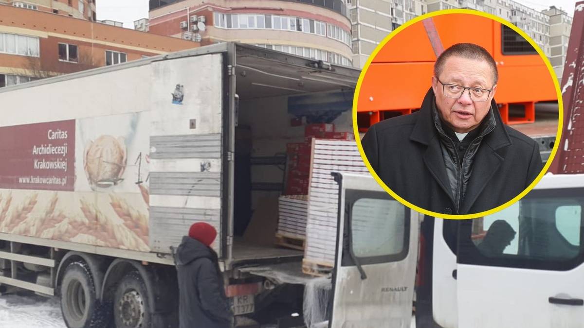 Ciężar&oacute;wka z pomocą humanitarną, w tle budynek. W prawym g&oacute;rnym rogu wizerunek mężczyzny.