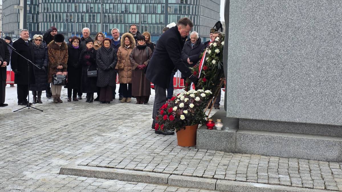 Obchody miesięcznicy zakłócone. Rozległy się krzyki, "barbarzyńcy"