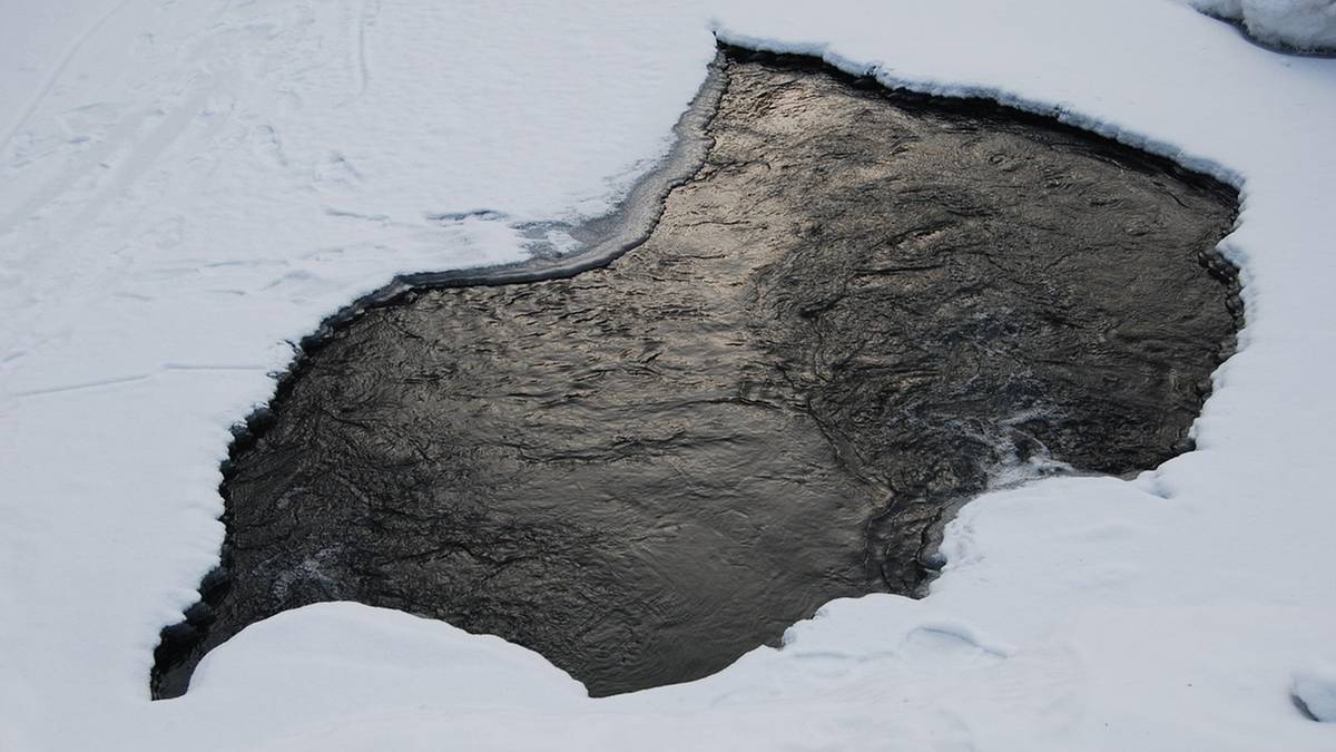 Dramat na stawie. Żona wpadła do przerębla. Trzymał ją mąż, mając złamaną nogę