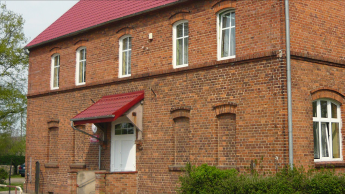 Szkoła stoi pusta, dyrektorka przez cały czas pobiera pensję. "Robię za sekretarkę i sprzątaczkę"