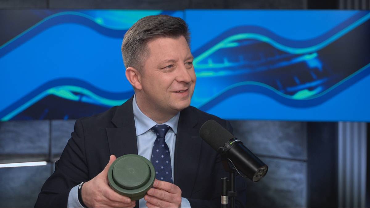 Michał Dworczyk zaskoczył dziennikarzy. Przyniósł do studia minę