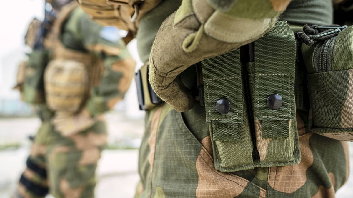 Fragment umundurowania żołnierza w kamuflażu, widoczne kieszenie na pasie.