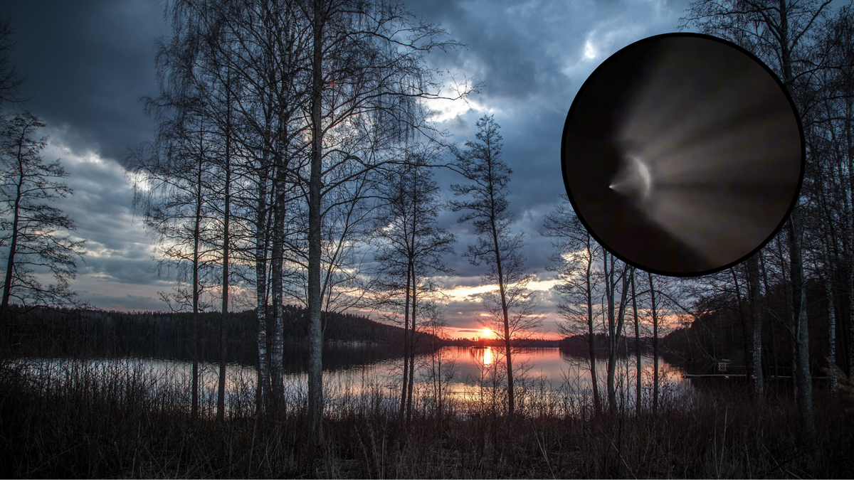 Zach&oacute;d słońca nad jeziorem i lasem, z widocznym w prawym g&oacute;rnym rogu zbliżeniem na jasny punkt na nocnym niebie.