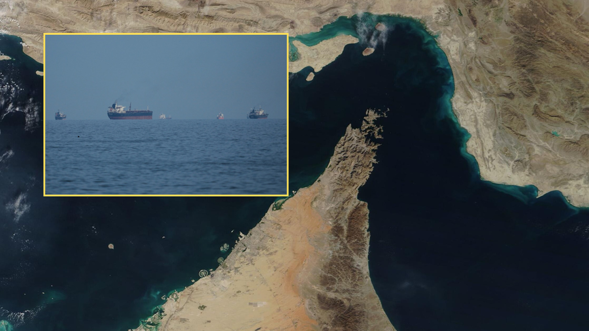 Fragment mapy Bliskiego Wschodu z zaznaczoną cieśniną Ormuz oraz powiększony widok na statki na morzu w tym rejonie.