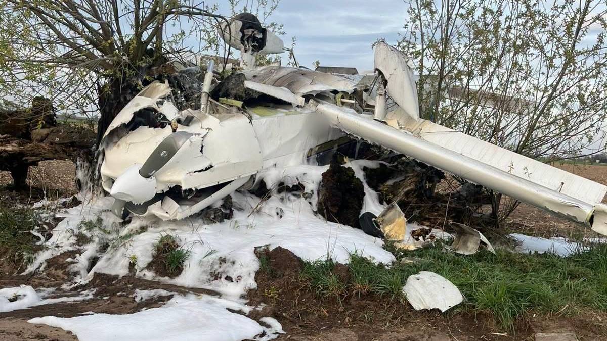 Rozbity biały samolot po awaryjnym lądowaniu w Zborowie.