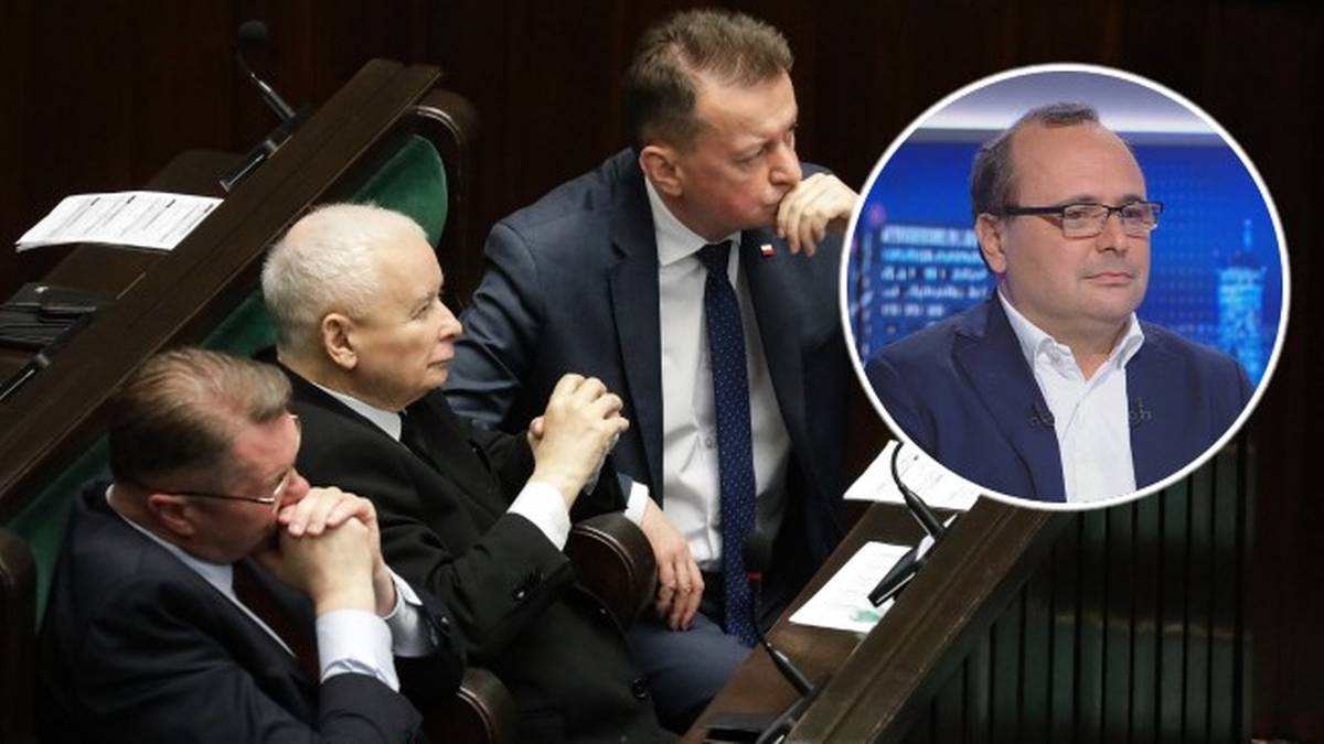 Trzech polityk&oacute;w siedzi w ławach poselskich, w prawym g&oacute;rnym rogu zdjęcie Mateusza Morawieckiego.