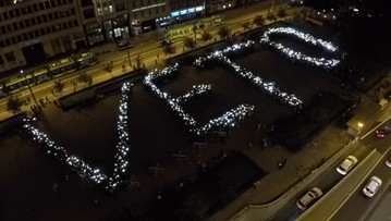 "VETO" z ludzi na Placu Wolności w Poznaniu. "Łańcuch światła" w proteście przeciwko zmianom w prawie