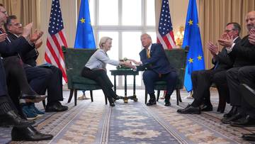 "Kapitulacja", "mroczny dzień". Media krytycznie o umowie USA-UE