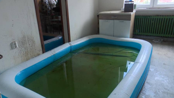 "Interwencja". Rozstawiają w domu dziecięce baseny. Bezradność mieszkańców kamienicy