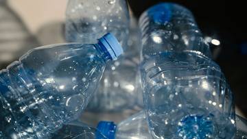 Nie oddajesz butelek, a wyrzucasz? Wiadomo, gdzie trafią miliardy z kaucji