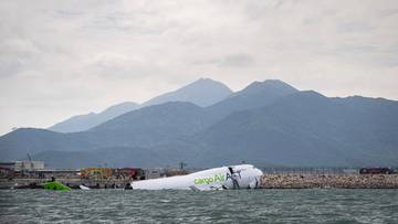 W Chinach samolot wypadł z pasa startowego i wpadł do morza. Są ofiary