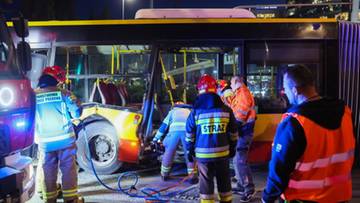 Zderzenie ciężarówki z autobusem w Warszawie. Ranni pasażerowie