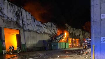 Płonie hala sortowni odpadów w Elblągu. Służby apelują o zamykanie okien