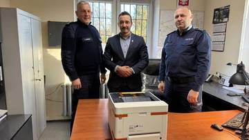 Uroczyste przekazanie drukarki hitem sieci. Policjanci usunęli zdjęcie