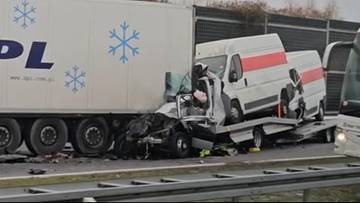 Zderzenie lawety z ciężarówką na autostradzie. W akcji śmigłowiec LPR