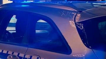 Policjanci musieli wywarzyć drzwi. W środku rodzice i zwłoki niemowlaka