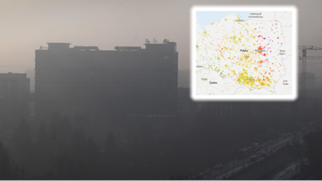 Widok na miasto w gęstej mgle lub smogu, zasłaniający budynki i infrastrukturę. W prawym g&oacute;rnym rogu widoczna jest mapa Polski z zaznaczonymi obszarami o złej jakości powietrza.