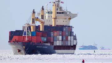 Problemy Rosjan na kluczowej trasie. Wysyłają nuklearny lodołamacz