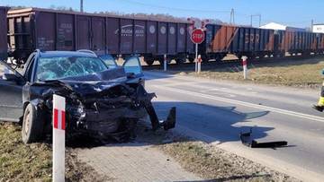 Auto z pięcioma osobami wjechało pod pociąg. W akcji śmigłowce LPR