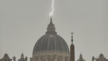 Spektakularne nagranie z Watykanu. W Bazylikę św. Piotra uderzył piorun