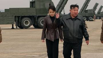 Korea Północna testuje pociski. Kim Dzong Un pokazał się z córką