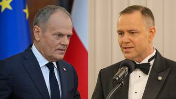 Zdjęcie przedstawia kolaż dw&oacute;ch mężczyzn w garniturach. Po lewej stronie Donald Tusk na tle flagi Unii Europejskiej i Polski. Po prawej stronie Miłosz Motyka m&oacute;wiący do mikrofonu.