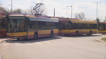 Kierowca autobusu jechał z telefonem w ręku. "Widzę to często"