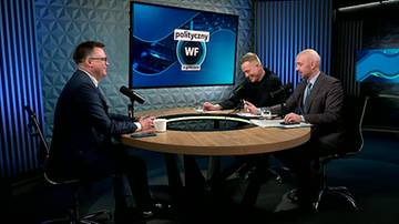 Trzech mężczyzn siedzi przy okrągłym stole podczas dyskusji w studiu telewizyjnym. Na ekranie w tle widnieje logo "polityczny WF".